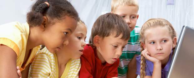 La era digital crece en los colegios | Shutterstock | Este año se conformarán 100 nuevos clubes escolares de informática en el programa DiverTIC con estudiantes en jornada escolar complementaria. En el portal educativo www.medellin.edu.co docentes y estudiantes pueden acceder a gran variedad de contenidos educativos digitales e interactivos.