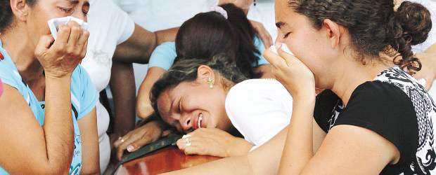 Fotos: Hernán Vanegas | Durante la misa de despedida de los cadáveres de Wilson Ferney Salinas y Diego Fernando Vasco, se vivieron escenas de intenso dolor. Los familiares de estos mineros sepultados ayer en la tarde expresaron toda su tristeza mientras el padre Hugo Villa se erigía como veedor de que se cumplan las promesas.