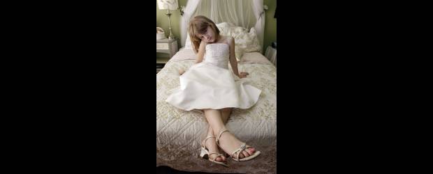 | Helena solo se quita sus tacones para ir a la escuela. Los expertos recomiendan su uso solo a partir de los 12 años.