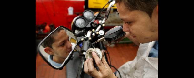 Jóvenes con poder para soñar | Juan Antonio Sánchez | Con los talleres, 25 niños aprenden desde la historia de las motos, hasta sus partes. La Fundación pretende dar bases que los emocione para seguir.