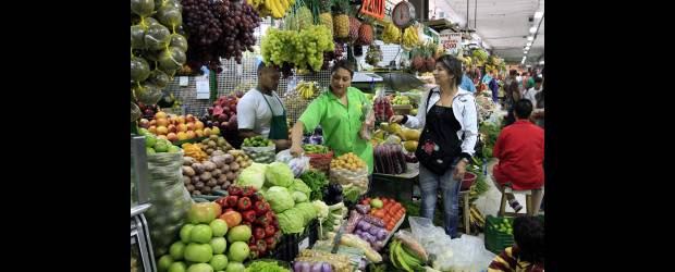 Medellín en un día de compras | La Minorista es un lugar que muchos prefieren para hacer mercado, porque, se escucha unánimamente, es más favorable y se compra más con mucho menos.