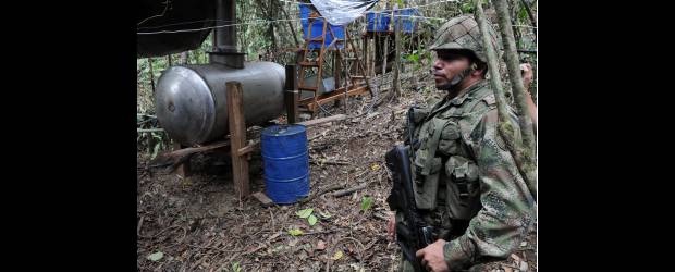 Al lado de escuelita hallaron cristalizadero | Luis Benavides-AP y El Colombiano | En la foto de arriba se aprecia el cristalizadero. En la de abajo, la escuelita veredal, que se encuentra apenas a 200 metros del complejo cocalero.
