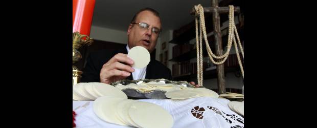 Prohostias: alimento para el alma | Julio Herrera | Son muchas las parroquias de la Arquidiócesis de Medellín, así como de otras diócesis donde requieren la ayuda con las hostias para Semana Santa.