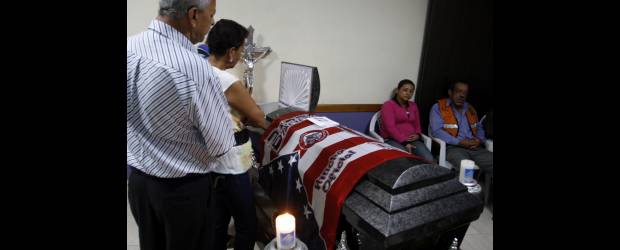 Escalera eléctrica mató a un obrero | Esteban Vanegas | En una sala, en el corregimiento San Cristóbal, occidente de Medellín, era velado anoche el cadáver del líder comunal Nel Gustavo Uparela. Su familia le cumplió su último deseo: que sobre el ataúd pusieran la bandera del Junior.