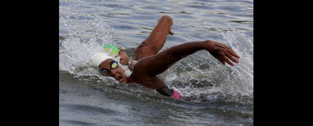En aguas abiertas hubo una final cerrada | Jaime Pérez-Guatapé | Bien parejas, por dentro la venezolana Andreina Pinto y por fuera la brasileña Ana Cunha. Así fue la constante hasta la meta y por eso las dos recibieron el oro en aguas abiertas.