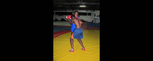 Llegó la hora de estar en la lucha | José Fernando Serna Osorio | Julio Cuenú (camisa) está listo para batirse en la zona de combate.