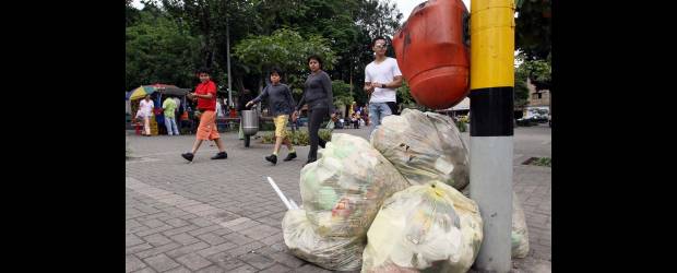 Basuras tienen 1.743 puntos críticos | Manuel Saldarriaga | Durante el debate que se realizó ayer en el Concejo, varios corporados pidieron a la Administración Municipal reforzar los trabajos en educación ciudadana para que mejore la cultura sobre el tema de las basuras.