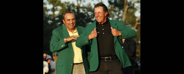 La Chaqueta Verde no es de Tiger ni de Camilo | Shaun Best, Reuters-augusta, Estados Unidos | Primero en 2004, después en 2006 y ahora en 2010, el zurdo estadounidense Phil Mickelson, de 39 años, logró su tercera Chaqueta Verde de un Masters de Augusta, tras una excelente demostración el sábado, y un juego constante el domingo. Ángel Cabrera, ganador de 2009, le entregó la prenda de trofeo.
