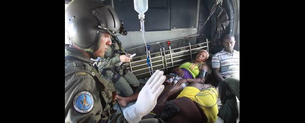 Atienden en Medellín tres víctimas de alud en Chocó | Donaldo Zuluaga, Enviado Especial A Chocó | Los tres lesionados fueron estabilizados en el helicóptero Ángel 1 de la Fuerza Aérea Colombiana. La Ips de la U. de Antioquia les brindó atención médica. Desde el helicóptero tiraron 30 mil volantes que invitan a la desmovilización.