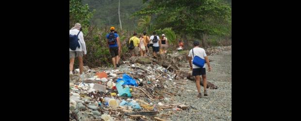 Las basuras afean las costas | María Isabel Arango | Así se ven las playas sobre el golfo de Urabá. "El mar lleva a playas salvajes cantidades enormes de basura, principalmente, plásticos", dice María Isabel.