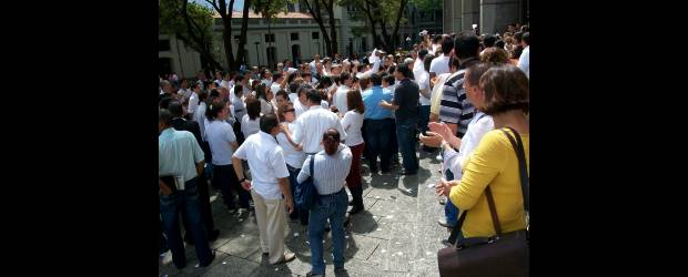 La rama judicial le rindió homenaje a Diego Fernando | Paola A. Cardona Tobón | Ayer en la mañana, en La Alpujarra, los compañeros de trabajo del juez penal asesinado el jueves rechazaron el hecho. Pidieron más seguridad.
