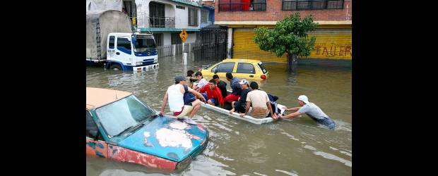 La lluvia no dará tregua esta semana | Colprensa, Cali | El río Cauca se salió de su cauce e inundó 21 barrios en Cali, donde se tuvo que declarar la emergencia. Según la directora de Emcali, Susana Correa, en una hora el río subió dos metros y la corriente derribó un muro de protección.