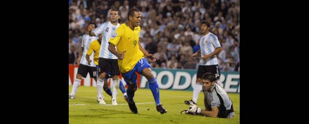 Realidades y quimeras que cautivan a la prensa nacional | Archivo AP | Luis Fabiano es uno de los puntales de Brasil para el Mundial de Sudáfrica. Se espera que el número 9 auriverde sea una de las figuras de mayor brillo en el certamen que se iniciará el 11 de junio. Brasil tiene cinco títulos.
