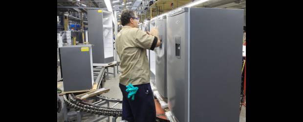 TLC con Corea: negociar con cautela | Robinson Saenz | La actual planta de refrigeración de Haceb, en Copacabana, tiene capacidad de 1.300 neveras por día, pero será reemplazada por nueva tecnología, que producirá 3.000 unidades por día y demandó inversión de 25 millones de dólares.