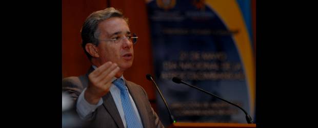 Uribe alerta sobre un plan de desprestigio | Colprensa-Bogotá | El presidente Álvaro Uribe puso en duda la credibilidad de algunos testigos en procesos que afectan a funcionarios del Gobierno y señaló que hay una persecución en contra del Ejecutivo para desacreditar su gestión.