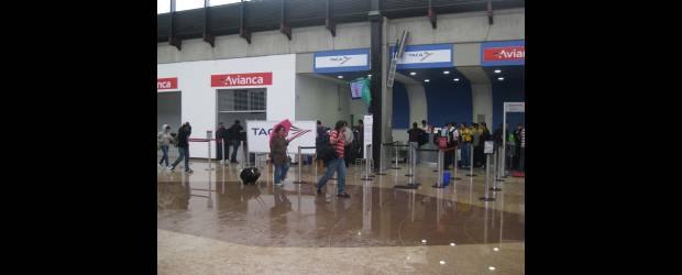 El agua también se entró al Aeropuerto | Cortesía | A eso de las 3 de la tarde se sintió con fuerza el aguacero en el aeropuerto José María Córdova. Se desprendieron partes del domo y se inundó el piso.