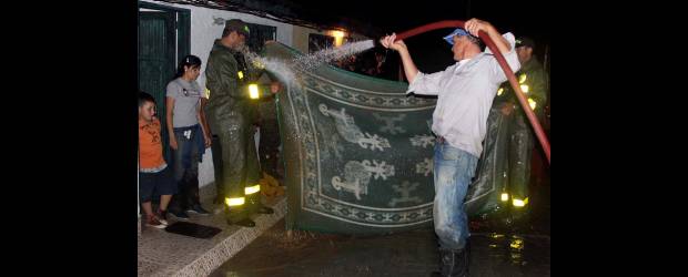 Sufrió La Candelaria por la inundación de 15 casas | Manuel Saldarriaga-guarne | Todo lo que estaba en el piso, sufrió los rigores de la inundación. Los tapetes debieron ser sometidos a un minucioso lavado para sacarles todo el barro. En el barrio La Candelaria, la gente destacó mucho la solidaridad de los vecinos. La Policía y la Defensa Civil tuvieron una tarde y noche bien ajetreada.