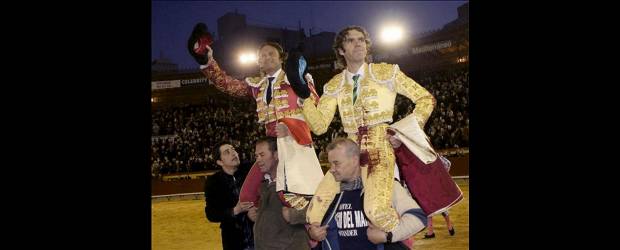Julio Aparicio, otra vez a cuidados intensivos | Tomada De Www.rojoyazul.es | Aparicio (izq) con José Tomás, ambos fueron corneados recientemente.