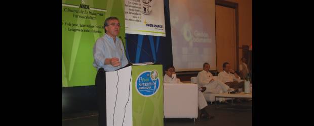 Un 30% han subido recobros de medicamentos No POS | Gustavo Gallo | El ministro de Protección Social, Diego Palacio, durante su presentación en el Foro Farmacéutico, en Cartagena. Lo acompañan el director de Fedesarrollo, Roberto Steiner y el director de la Cámara Farmacéutica de la Andi, Rodrigo Arcila.