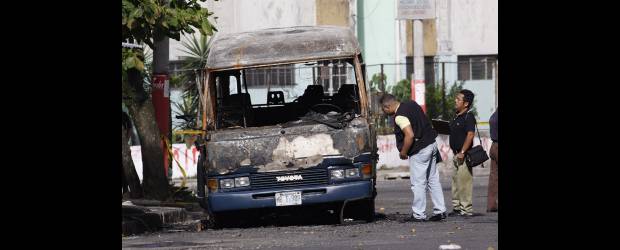 Barbarie en El Salvador: quemaron a 14 personas en un bus | Luis Galdamez, Reuters - San Salvador, El Salvador | En la foto, la Policía analiza el lugar donde 14 personas fueron calcinadas dentro de un bus de transporte público. Las autoridades no descartan que el hecho esté relacionado con la extorsión de pandilleros a transportadores, pues es uno de los problemas que afecta a El Salvador desde hace algunos años.