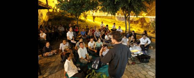 Tinto Tintero, a bajar el volumen | David Sánchez | Sin importar la falta de sillas, los seguidores de los programas culturales de Tinto Tintero disfrutan los conversatorios de los martes que, sobre arte y literatura, dicta el docente canadiense David Campbell. Aunque están en espacio público, ellos piden que no les interrumpan esta cita cultural.