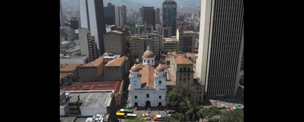 Un vueltón por la Medellín de 1810 | Henry Agudelo | En aquel entonces no había edificación más grande y significativa que La Iglesia de la Candelaria, que hoy en día parece ahogada por los edificios altos.