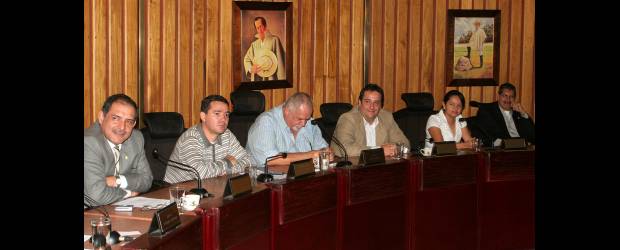 Con desacuerdos, Asamblea posesiona su mesa |