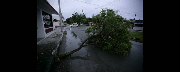 El huracán Alex sopla duro en el Atlántico | Gerardo García, Reuters - Chetumal, México | La Administración Nacional de Océanos y Atmósfera de E.U. pronosticó para la temporada de huracanes en el Atlántico, que finaliza el 30 de noviembre, la formación de 14 a 23 tormentas y entre 8 a 14 huracanes.