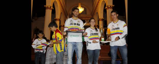 Bicicrosistas acuden a los recados divinos | David Sánchez | Augusto Tin Castro, Mariana Pajón y David Oquendo, durante la ceremonia religiosa celebrada en el templo de Santa Ana, en Sabaneta, antes de partir a representar a Colombia en los Juegos Centroamericanos y del Caribe en Mayagüez, Puerto Rico. El viaje está previsto para mañana en compañía de los técnicos Germán Medina y Jorge Wilson Jaramillo. De allí seguirán para Sudáfrica.