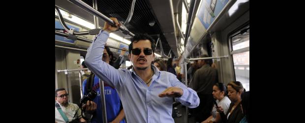 Leguízamo quiere rodar en Antioquia | Juan Fernando Cano | Como cualquier ciudadano de Medellín, John Leguízamo montó ayer en el metro y luego en el metrocable. También visitó el Jardín Botánico y el Parque Explora, en compañía de su familia. Aunque ha hecho muchas películas, aseguró que "me gusta producir y escribir obras de arte, algo menos comercial".