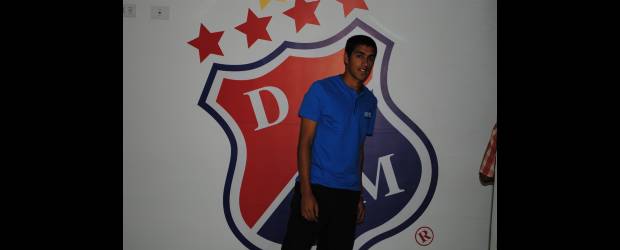 Con charrúa, DIM quiere Maz goles | Cortesía | Jorge Pablo Maz, ayer, después de estampar su firma con el Medellín en la sede administrativa. Este viernes debe reportarse a los entrenamientos. Se define como un jugador rápido que llega bien a posición de gol.