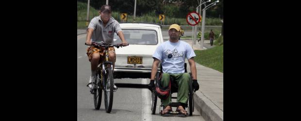 Medellín aún no es apta para discapacitados | Julio César Herrera | La ciudad está llena de obstáculos para las personas discapacitadas. Muchas veces corren el riesgo de ser arrollados por la falta de rampas para subir a las aceras y prefieren ir por la calle, compitiendo en la calzada con los vehículos.