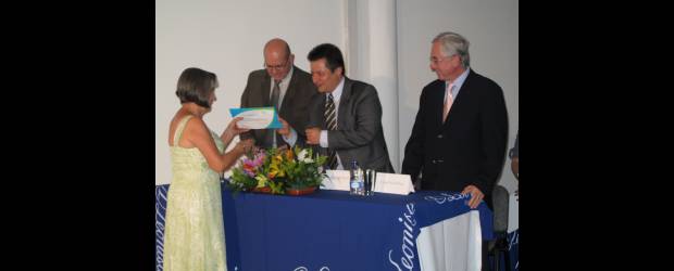 Los Urrea crearon una escuela virtual | Cortesía | Francisco Morant (izq), de la Corporación Coydeal, Carlos Alberto Mejía, de la Corporación Urrea Arbeláez y Fernando Urrea (der), vicepresidente de Leonisa, en la graduación de las mujeres del curso sobre las claves de éxito.