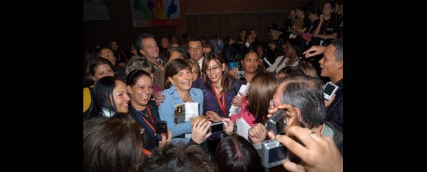 Orgullo, humildad y lágrimas de la Ministra | Cortesía Ministerio Educación | la ministra Cecilia María Vélez fue rodeada por asistentes que le pedían una foto. Luego, en la entrega de las memorias del Ministerio de Educación, Revolución Educativa 2002 - 2010 Acciones y Lecciones, tuvo que sentarse a firmar autógrafos.
