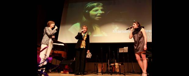 Homenaje a Sonia llena de vida | Manuel Saldarriaga | Enamorada fue el tema que interpretó Sonia con su hija María Piedad Aguirre y su nieta Amalia Restrepo. Desde Estados Unidos las acompañó Mariana, a quien se puede ver en el video del fondo. Amorosa, con un sentido del humor muy agudo y un entusiasmo y alegría únicos, así la define su hijo Andrés.