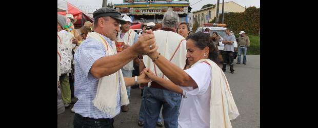 Feria hasta por la mañana | | Todo el recorrido por Santa Elena lo hicieron en chivas. Fueron donde los silleteros y comieron buñuelos, empanadas, chocolate. Ni frío les dio.