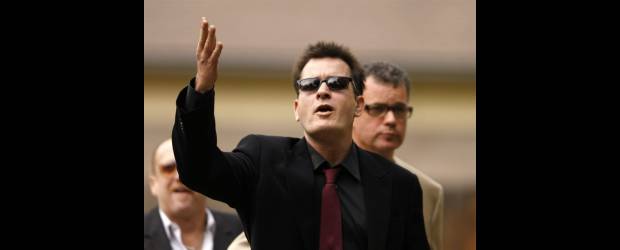 La cárcel espera a Charlie Sheen | Reuters | Mueller y Sheen, que en febrero ingresaron en un centro de rehabilitación por abuso de drogas, viven separados en estos momentos aunque están intentando arreglar su matrimonio, del que son fruto sus gemelos Maz y Bob.