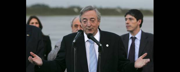 Bogotá, llena de presidentes | John Vizcaíno, Reuters-bogotá | El secretario general de Unasur y ex presidente de Argentina, Néstor Kirchner, llegó al aeropuerto militar de Catam, en Bogotá, en horas de la tarde. El alto funcionario y el mandatario de Brasil buscan ayudar a Colombia y Venezuela a recomponer sus relaciones.
