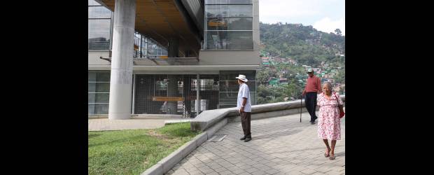 Las cabinas paradas son un golpe al bolsillo | Donaldo Zuluaga | Enseñados a ver el ajetreo y cúmulos de personas saliendo y entrando al metrocable, ayer muchos residentes del sector lo miraban con tristeza. La comunidad espera que el sistema tarde menos de los 15 días en abrirse, pues los bolsillos tal vez no van a aguantar tanto gasto extra.