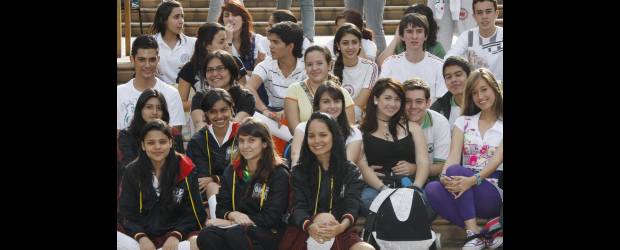 Bachilleres reciben una pruebita | Jaime Pérez | Muchos no alcanzan siquiera a cambiarse el uniforme y vestirse de universitarios. Lo que les importa es ir a clase para confirmar qué desean estudiar en pocos meses. A la Universidad le sirve para promocionarse y cumplir una labor social. A los muchachos, para caminar con paso seguro.