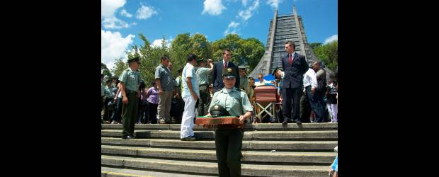 Al patrullero Velásquez le dieron un adiós de héroe | Paola A. Cardona Tobón | El sepelio del patrullero John Fredy Velásquez González, de la Policía Metropolitana, se adelantó ayer en la mañana en Campos de Paz.