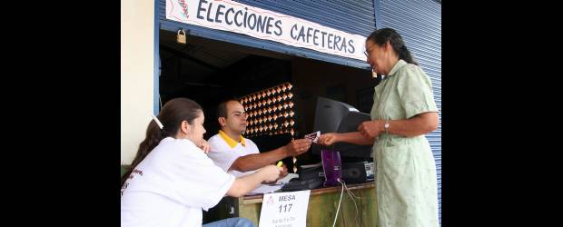 El padre Víctor va por la reelección cafetera | Archivo | En los municipios que poseen al menos 440 caficultores cedulados y su producción anual de café es igual o superior a 60 mil arrobas del grano, se conforma un Comité Municipal de Cafeteros. Existen en Colombia 356 Comités Municipales de Cafeteros.
