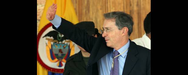 Uribe dictó primera clase en Georgetown | Archivo | En las afueras de la Universidad de Georgetown una treintena de manifestantes cuestionó la presencia de Uribe en la institución, incluso algunos sacerdotes jesuitas colombianos consideran que es una ofensa su presencia.