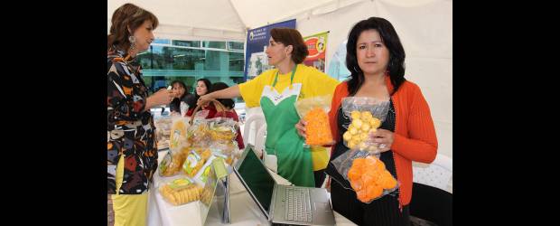 Ni cuatro quiebras acabaron con los platanitos de Beatriz | Donaldo Zuluaga | Beatriz Elena Morales -en el medio- y Cielo Montoya coinciden en que lo importante de estas ferias no es vender sus productos sino hacer contactos.