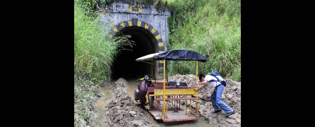 Primero, Caribe-La Pradera | Julio César Herrera | Con las fuertes lluvias, una quebrada del sector aumenta su caudal y baja una creciente de lodo que anega la boca del túnel. Los pasajeros tienen que actuar.