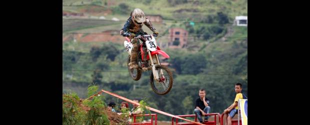 En Girardota, Lukas y Álvaro tocaron las nubes | Juan Antonio Sánchez | Hubo invitados de la clase y categoría del ecuatoriano Álvaro Cárdenas, doble campeón latinoamericano, quien fue todo un espectáculo ayer en la pista de Incolmotos Yamaha en la tercera válida nacional de motocrós, al lado del antioqueño Lukas Ramírez, la gran figura al ganar dos categorías.