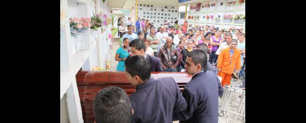 Cruz Elena no pudo darle el adiós a su hijo | Julio César Herrera, Enviado Especial, Yarumal | Habitantes de Yarumal comentaron que hace 20 días circuló un panfleto con amenazas. En este municipio, según las autoridades departamentales, hacen presencia bandas criminales que vienen desplazándose desde el Bajo Cauca. Marcos era un muchacho sano que no tenía problemas con nadie.
