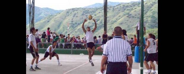La raqueta corta se la pelea Frontino | Cortesía-liborina | El voleibol es uno de los deportes que más convoca gente en Liborina.