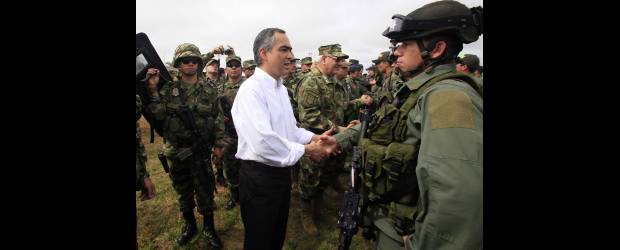 Sigue operación en Meta | Colprensa | El ministro de Defensa, Rodrigo Rivera, visitó a las tropas en La Macarena (Meta) y junto con la cúpula militar ordenó arreciar las operaciones.