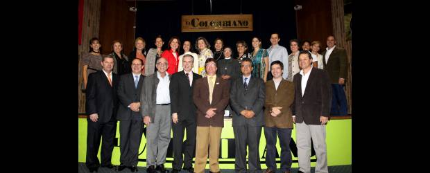A beneficio de la comunidad ruedan autos | Robinson Sáenz | En la foto, los representantes de las instituciones beneficiadas y la junta directiva del desfile. Las entidades recibieron 140 millones de pesos.
